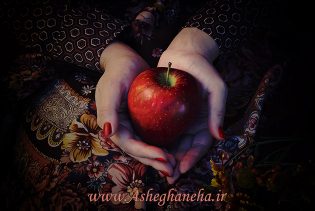 سیب در دست